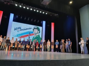 18 молодых ребят отправятся служить в Вооруженные силы России, всего же осенью из г.Нягани будут призваны на службу около 50 призывников…