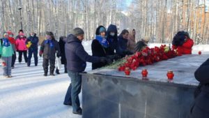 Церемония возложения цветов к мемориалам